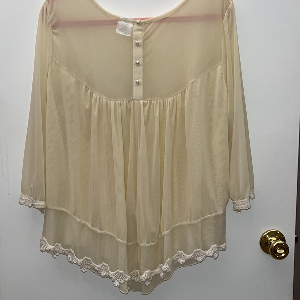 🌷Stunning Ivory Blouse - Picture 2 of 5